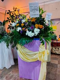 Our partnering florists offer a fantastic range of funeral flowers, all of which come with the option for a handwritten condolence. Calming Peace Cw55 Free Same Day Flower Wreath Delivery Sg