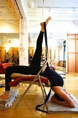 Resultados De La Busqueda De Imagenes Viparita Dandasana Yahoo Search Yoga Con Silla Yoga Iyengar Posturas De Yoga