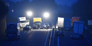Le conducteur de la voiture qui a percuté ce lundi l'arrière d'un poids lourd sur l'autoroute a1 dans la somme n'a selon le courrier picard en fin de matinée, son comportement avait été signalé par des usagers de l'autoroute alors qu'il roulait dans le sens paris. Carambolage Sur L Autoroute A13 Dans Les Yvelines
