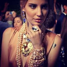 Feminidad, lujo y exclusividad, tres conceptos fundamentales en el proceso  creativo de SENDA Nelly Rojas @rojasnelly