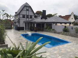 Villa Seri Selangor Di A Famosa Resort Ini Merupakan Rumah Agam 4 Bilik Yang Besar Dengan Kemudahan Kolam Renang Biru Yang Nyaman Kolam Renang Villa Penginapan