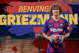 Antoine griezmann is the new barcelona number 7. Antoine Griezmann To Wear No 17 Shirt At Barcelona As France Star Is Unveiled After 108m Move Daily Mail Online