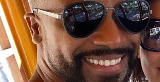 In 2001 alexandre pires part for solo career. Discreto Alexandre Pires Posa Com A Esposa Apos 12 Anos De Um Casamento Sem Polemicas Que Bencao