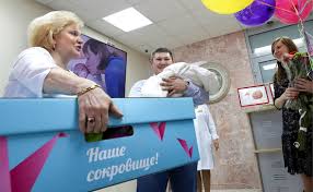 Комбинезон из коробки собянина позволит обеспечить нужный температурный режим для малыша, а размеры «собянинской» коробки. Korobka Ot Minpromtorga Skolko Deneg Vydelili Na Podarki Novorozhdennym Biznes Rbk