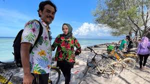 Namun kala itu ia belum bisa secara fokus menangani bisnisnya karena masih fokus di dunia. Neqrrum42ti3tm