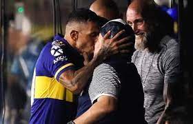 Carlos tevez festejó su gol ante internacional con una camiseta de boca juniors que diego maradona le regaló. Carlos Tevez Y Diego Armando Maradona Se Besaron En La Bombonera