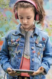Effet délavé et froissé pour un aspect vintage. Accessoiriser Une Veste En Jean Pour Enfant Avec Des Pin S Colores Marie Claire