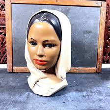 Kitsch Bust