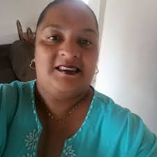 Excelente Hombre rompe bolsa de basura y deja todo tirado en la acera, un  policía nuestro se percata de la situación y le solicita que recoja los  desechos y deje la bolsa