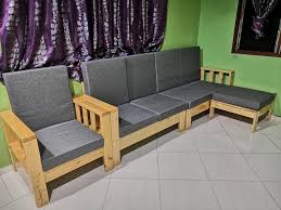 Kami menawarkan pelbagai jenis tempahan custom made perabot pallet, dengan design yang unik, menarik dan harga yang sesuai untuk kegunaan dan citarasa anda. Hasil Diy Set Kerusi Sofa Dari Kayu Pallet Dan Pine Cantik Puas Hati