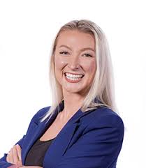 Amanda Cruse's Instagram, Twitter & Facebook