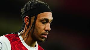 Juni 1989) er en franskfødt gabonsk fotballspiller som spiller for den engelske fotballklubben arsenal fc. Arsenals Sturmer Pierre Emerick Aubameyang Ist An Malaria Erkrankt Kicker