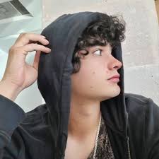 Leslie Gil (@mermaidhawk)