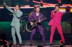 The tour comes in support of the bros' new album, happiness begins, and marks their first tour together in nearly 10. Review Jonas Brothers Wild Rollercoaster Reunion Rides Into Bb T Center South Florida Sun Sentinel South Florida Sun Sentinel