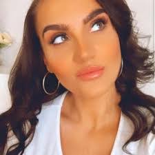 Rachael Rowland's Instagram, Twitter & Facebook