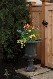 She shows you how to choose the color scheme, arrangement, and container that will fit your style. Spring Containers For Every Style Finegardening