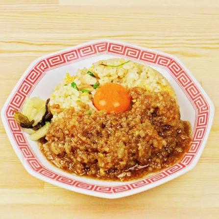 トリコチャーハン チャーハンに醤油ベースのニンニク背脂のソースをかけた背徳感満載のこってり好きな人には堪らない逸品！  上に添えてある卵黄を崩しながら召し上がってください！ #トリコ食堂 #秩父ラーメン #秩父橋 #豚味噌 #丼 #チャーハン #秩父ランチ  #こってり好き ...