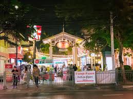 Ini dia 10 pasar malam di bangkok super keren yang harus kamu kunjungi kalau sedang ke thailand: 33 Tempat Wisata Di Thailand 4 Hari 3 Malam