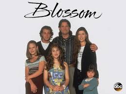 En la serie, 'blossom' recibía consejos a través de sueños o fantasías, lo que 'blossom' grabó un piloto que la cadena nbc emitió seis meses antes de las primeras emisiones regulares de la serie. Watch Blossom Season 1 Prime Video