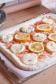 Pizza Saumon Fume Creme Ail Et Fines Herbes Mozzarella Et Citron Cuisine Pizza Saumon Recettes De Cuisine