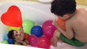 يلعب الأطفال بالبالونات الماء ملونة Children Play With Color Balloon And Water Youtube