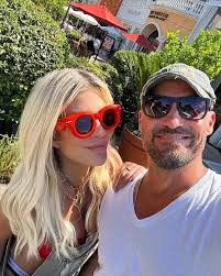 Tori Spelling ( Donna Martin ) and Brian Austin Green ( David Silver )  15/8/25