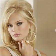 Danielle Lockwood (@lock_me_up)