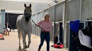 Zo zie ik mijn vriendinnen nu stukken minder en ook mijn paard heeft onder mijn succes te lijden. Britt Dekker En Haar Paard George Spelen In Een Film Nos Jeugdjournaal
