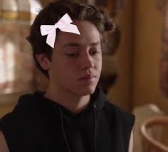 Kim daha iyi bir uyuşturucu satıcısı, Ashtray O'Neil mi yoksa Carl  Gallagher mı? : r/shameless