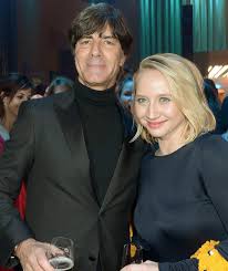 Das bestätigte löw am dienstag. 68 Bambi Verleihung Jogi Low War Begehrtester Mann Des Abends Leute Bild De