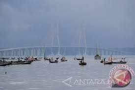 Potensi perikanan berupa banyaknya jenis ikan dan hewan laut yang lain di lautan ini. Menggali Potensi Wisata Bahari Kota Pahlawan Antara News Jawa Timur