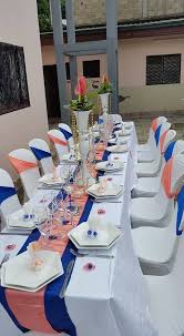 Mariage, baptême, anniversaire, baby shower, le thème mariage bleu et or promet la création d'un décor imbibé de quiétude et de glamour. Nk Deco Event Nk Deco Event Du Bleu Roi Blanc Et Saumon Facebook