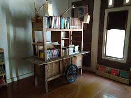 Salah satunya dengan memanfaatkan sweater dan boks bekas menjadi storage yang bisa membuat kamarmu jadi lebih rapi. 5 Desain Rak Buku Mudah Dan Bikinan Sendiri Literasi Nusantara