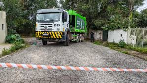 Funcionário da coleta de lixo morre esmagado por caminhão durante manobra em Curitiba
