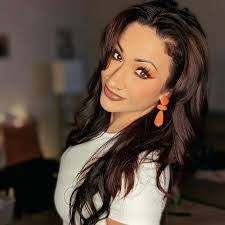 Dee Wicks's Instagram, Twitter & Facebook