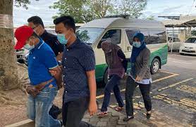 Bagaimana beliau menguruskan pinjaman bank untuk rumah dan kereta yang dibuat atas nama bersama selepas ketiadaan suami, begitu juga urusan insuran, akaun bank. Bahana Guna Duit Percuma Kosmo Digital