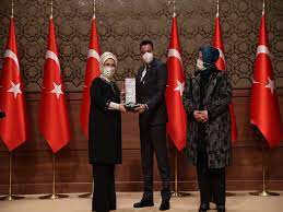 Mezuniyetinin ardından akademik eğitimine devam etme kararı alarak, 3 aralık 1985 tarihinde okulunda edebiyat fakültesi türk dili ve edebiyatı eski. Osmaniye Korkut Ata Universitesi