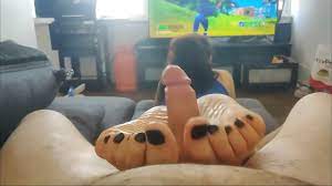 my step sister gives me an oiled footjob with her black toes while playing  Fortnite - XVIDEOS.COM