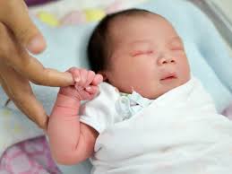 Yang paling biasa diuji semasa pemeriksaan ialah refleks moro. Rupanya Ini Sebab Bayi Baru Lahir Sentiasa Menggenggam Tangannya