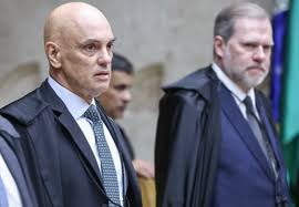 Imagem dividida: à esquerda, Daniel Vorcaro em foto oficial; ao centro, fachada do Banco Master e símbolos do STF; à direita, algemas e documentos de delação premiada com fundo ver - parágrafo 2