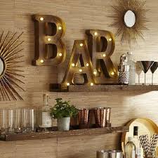 Quando si arreda la propria casa molto spesso si decide di mettere a punto un angolo bar per poter organizzare feste divertenti con un numero variabile di ospiti oppure per trascorrere piacevoli momenti conviviali con amici e familiari. Angolo Bar In Casa