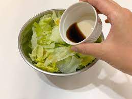 リュウジさんレシピ 一瞬で半玉食べちゃうとsnsで話題の レタスの秒殺サラダ を作ってみた レシピ 料理 レシピ サラダ レシピ レタス