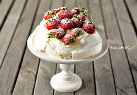 10 białek, 560 g cukru kryształu, 1.5 łyżki mąki ziemniaczanej, 1.5 łyżki octu, 2 szczypty soli, krem: Pavlova Kuchnia Doroty