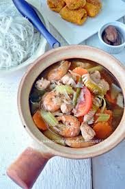 Masukkan bawang besar,bawang putih dan daun limau purut,serai,cili padi dan lengkuas.lepas tu masukkan sotong dan udang. Bihun Tomyam Sempoi Qasey Honey