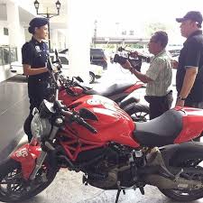 Dia bekerja dengan inspektor hannah, yang mula menaruh perasaan kepadanya. Kenapa Elizabeth Tan Kena Gari Media Hiburan