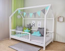 Jolie Lit Maison Avec Barrieres Au Style Scandinave Qui Plaira A Vos Bambins Et Le Protegera D Eventuelles Chutes Dura Lit Cabane Chambre Enfant Lit Bebe Ikea