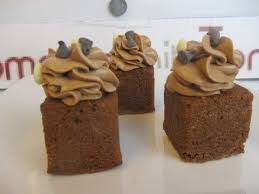 Mini Moelleux Au Chocolat Et Noisettes Surmontes D Une Ganache Au Lait Moelleux Au Chocolat Moelleux Dessert