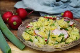 Kartoffelsalat Mit Radieschen Die Bunte Sommer Beilage Rezept In 2020 Kartoffelsalat Mit Radieschen Kartoffelsalat Radieschen