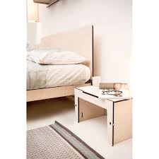 Un letto matrimoniale in legno decapato bianco sarà perfetto per una camera romantica stile shabby chic, mentre un letto in legno scuro andrà inserito in un contesto più classico o addirittura barocco. Lummi