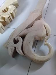 Pada bagian tengahnya terdapat lidah dan ujungnya dibuat runcing sehingga berbunyi ketika dipukul. Panting Alat Musik Tradisional Kalimantan Selatan